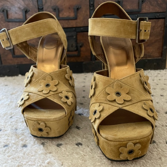 ROGER VIVIER suede flower bomb platform heels - Picture 4 of 6